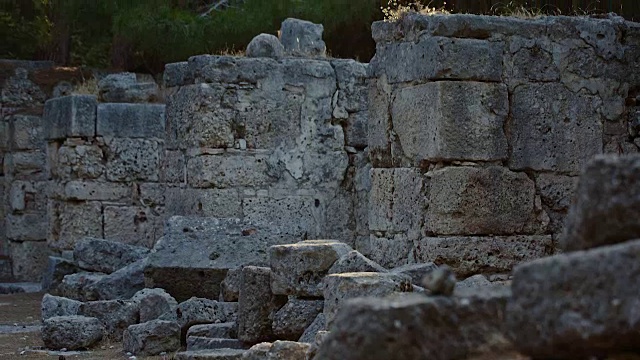 日落时一座古老堡垒的废墟视频下载