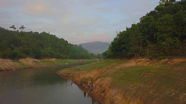 森林景观，河流和山脉在多云的一天在泰国，东南亚视频素材
