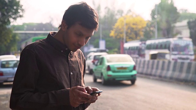 印度年轻商人使用优步交通工具视频下载