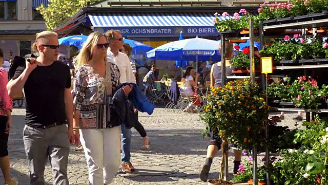 人们走在慕尼黑的食品市场视频素材