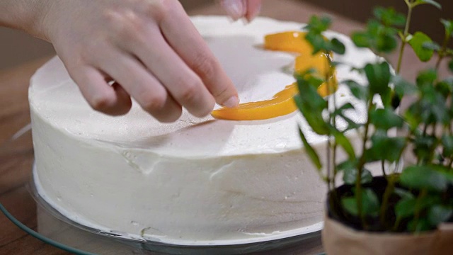 自制奶油桃子蛋糕。视频下载
