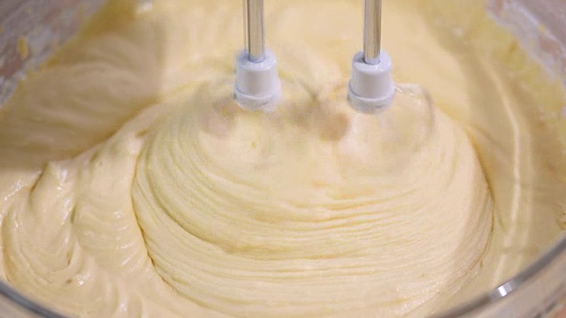 准备用搅拌机烘焙的糕点视频素材