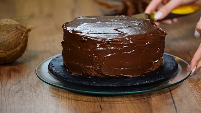 糕点师在蛋糕上涂上巧克力奶油视频素材