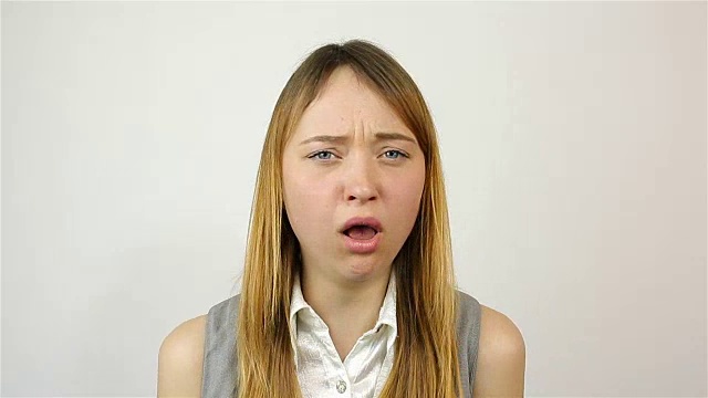 一个年轻漂亮的女人的咳嗽视频下载