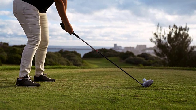 一个女人打高尔夫球的低角度中景视频素材