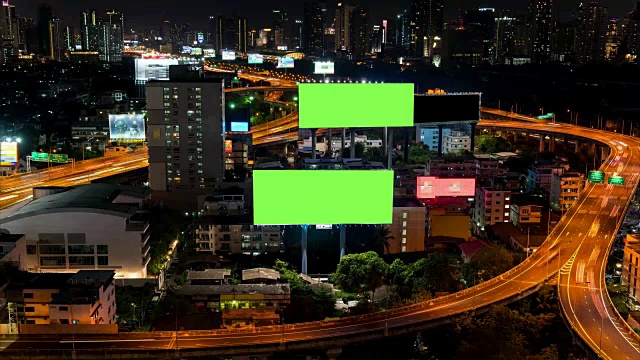 4K时间推移:广告牌绿色屏幕与城市夜间交通灯背景。泰国曼谷。4 k决议。视频素材