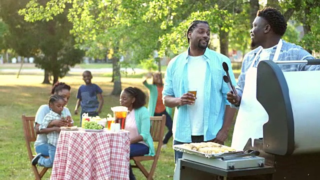 非裔美国人大家庭聚餐视频下载