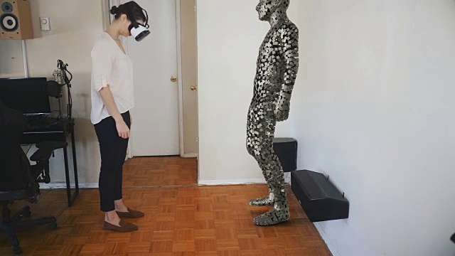 女人在虚拟现实中拿起一个物体。视频购买