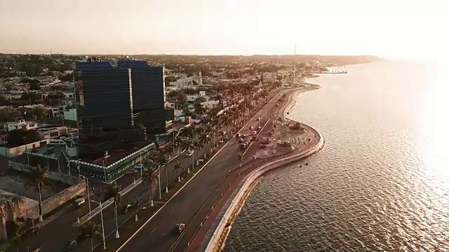 美丽的日落在大海和城市。Campeche Malecon和海上鸟瞰图。海滨的跑步机和自行车道视频下载