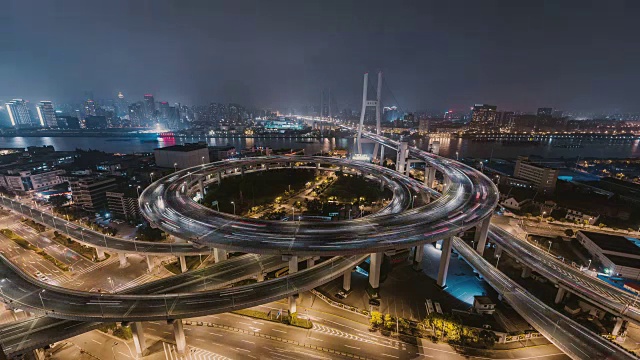 中国上海，夜间多重高速公路和立交桥的T/L高峰时间交通视频素材