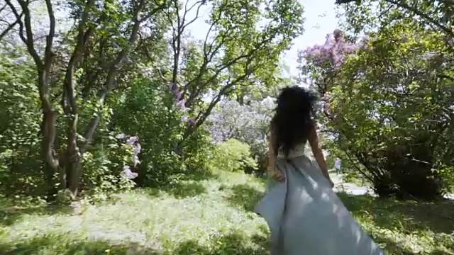 美女跑过花园的慢镜头视频下载