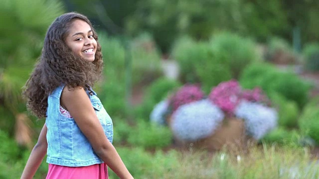 非裔美国女孩在花园里微笑视频素材