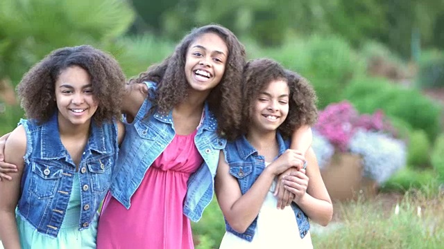 三个非裔美国姐妹在花园里微笑视频素材