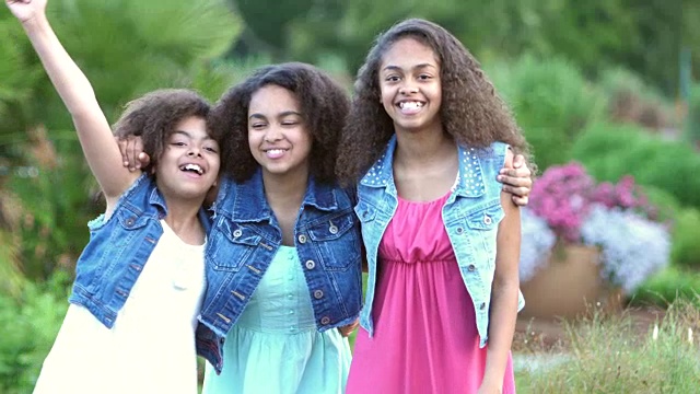 三个非裔美国姐妹在花园里微笑视频素材