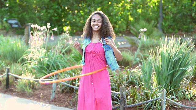 非裔美国女孩在玩呼啦圈视频素材