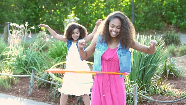 非裔美国女孩在玩呼啦圈视频素材