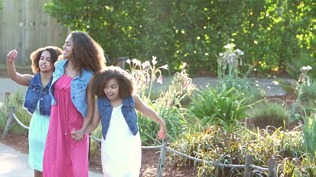 三个非洲裔美国姐妹在公园里蹦蹦跳跳视频素材
