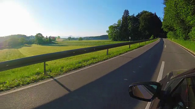 车况:春天的巴伐利亚乡村公路上视频素材