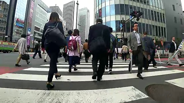 在新宿十字路口行走的劳动人民。视频素材
