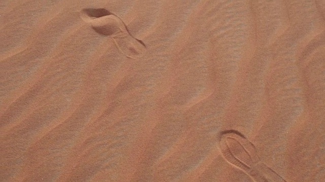 阿拉伯联合酋长国鲁卜哈利沙漠上的人类脚印录像视频下载