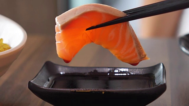 三文鱼生鱼片蘸酱油视频素材