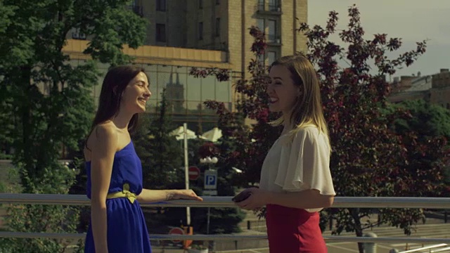 两个可爱的女人在讨论城里的最新消息视频素材
