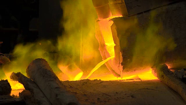 冶金生产。熔化的金属正从炉中倾倒出来，滚烫的液体非常危险视频下载