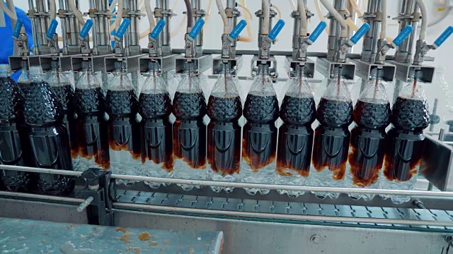 碳酸饮料生产线。瓶装水和苏打水视频下载