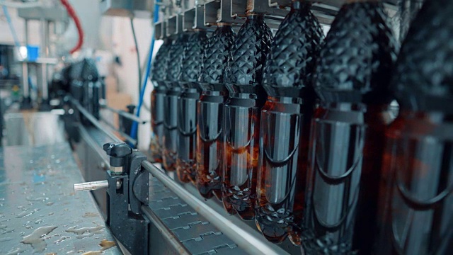 碳酸饮料生产线。瓶装水和苏打水在工厂里由传送带运输视频下载