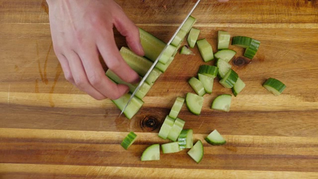 切黄瓜做沙拉视频素材