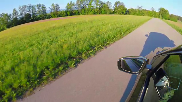 车况:春天的巴伐利亚乡村公路上视频素材