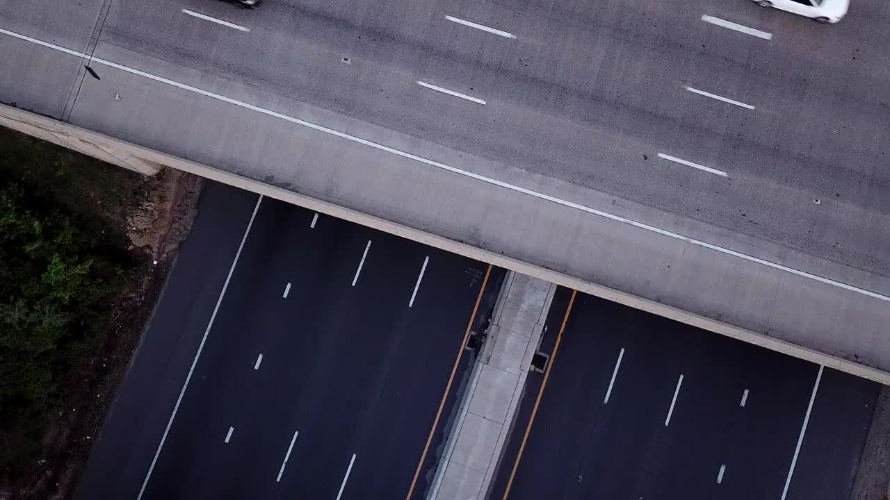 鸟瞰四路高速公路的视角视频下载