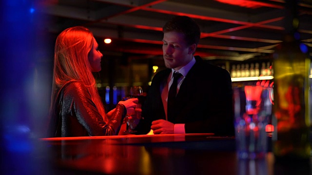 情侣喝酒，男人和女人说话，吸引注意力，在俱乐部搭讪视频素材
