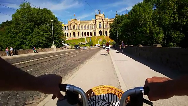 慕尼黑马克西米兰桥上，一名男子骑着折叠自行车视频素材