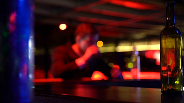 抑郁的年轻人独自在酒吧喝酒，失败，生活中的问题视频下载