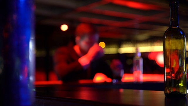 抑郁的男人独自在夜店喝威士忌，思考问题视频下载