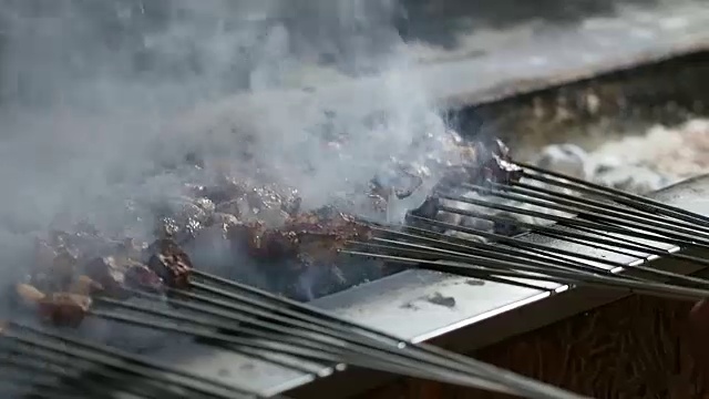 来自土耳其迪亚巴克尔著名的烤肉串吧的熟肝视频下载