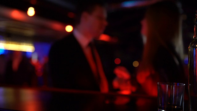 喝醉的情侣在夜总会跳舞，男人亲吻女人，第一步，性传染的风险视频下载