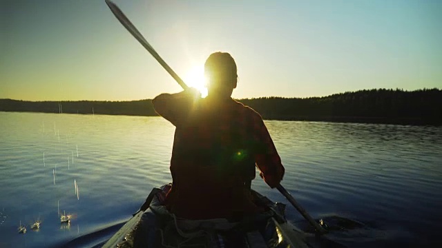 女孩在夕阳下的皮划艇里游泳视频下载