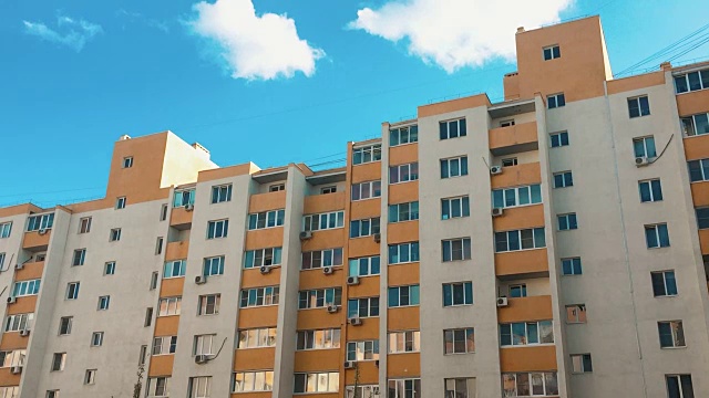 多层住宅与空调生活方式对抗蓝天。城市生活概念视频下载