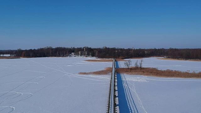 冬季湖面上的长木桥，鸟瞰图视频素材