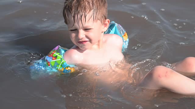 快乐的孩子在盐湖中沐浴视频素材