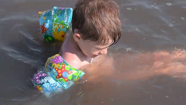 快乐的孩子在盐湖中沐浴视频素材