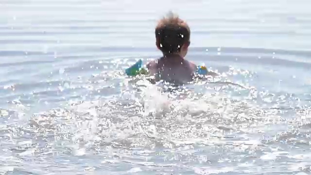 学游泳的孩子视频素材