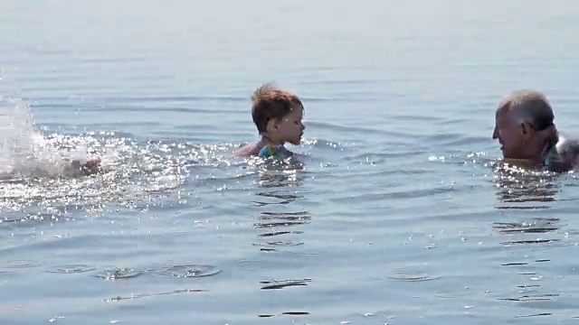 爷爷和孙子在盐湖里洗澡视频素材