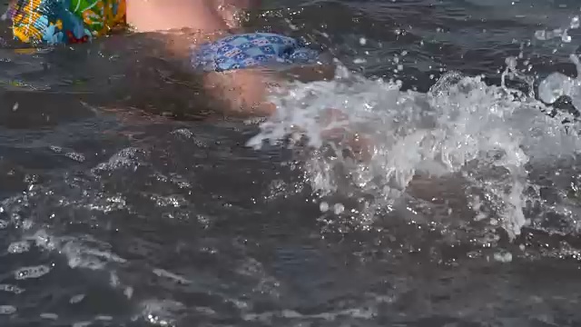 男孩在学游泳时泼水视频素材