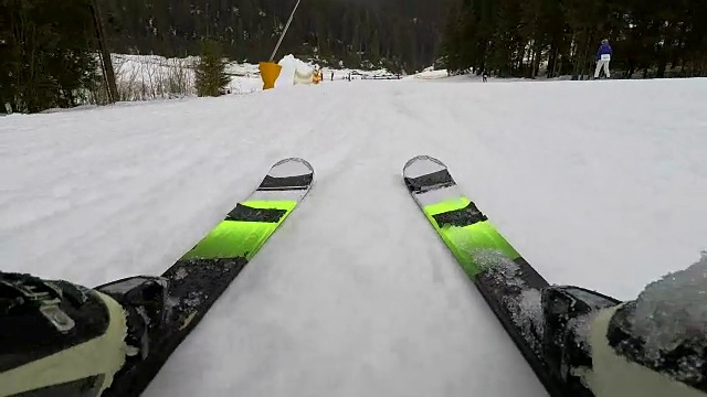 滑雪者从山坡上滑下来。视频下载