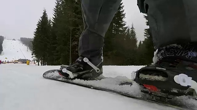 滑雪者从山坡上滑下。视频下载