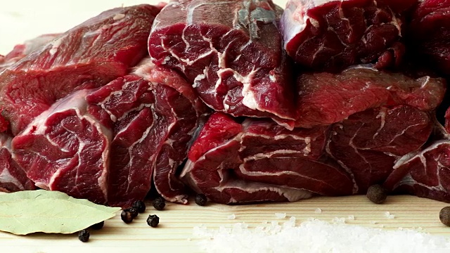 新鲜的牛肉和食材在木板上烹饪视频下载