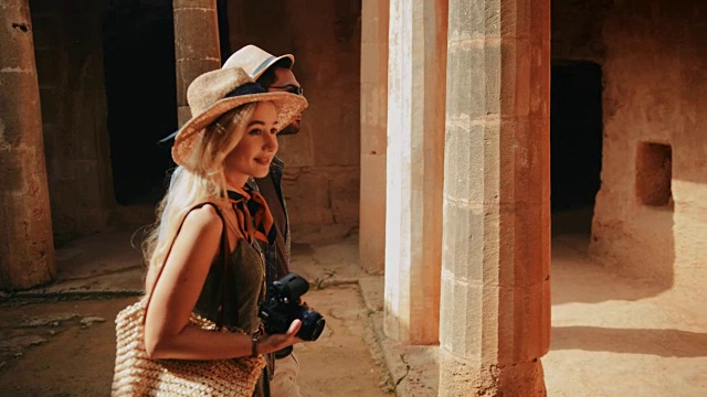 一对年轻夫妇在暑假参观罗马的考古遗址视频素材